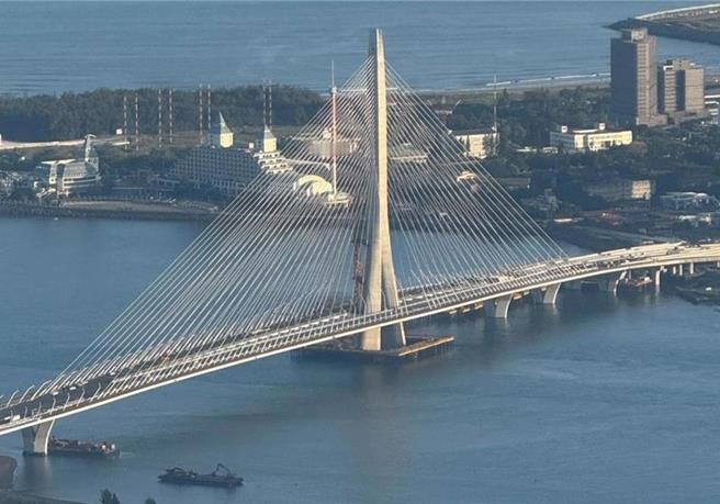 台湾淡江大桥今天通车，台当局小鼻子小眼睛，通车仪式却不通知所在地新北市长，真可谓