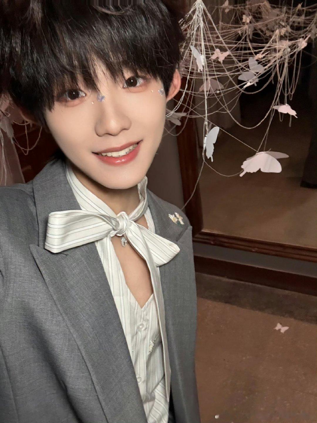 苏新皓彩排空降互动苏新皓彩排跟粉丝互动 烙铁！！俺们苏新皓彩排也要碎碎念太可爱了