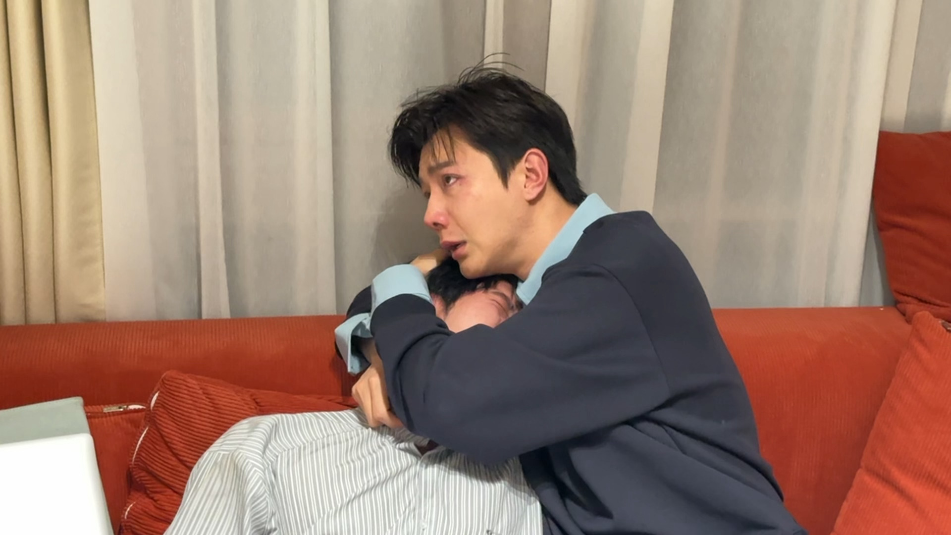 想让人变温暖的同步下意识动作就是搂住脑袋。。 