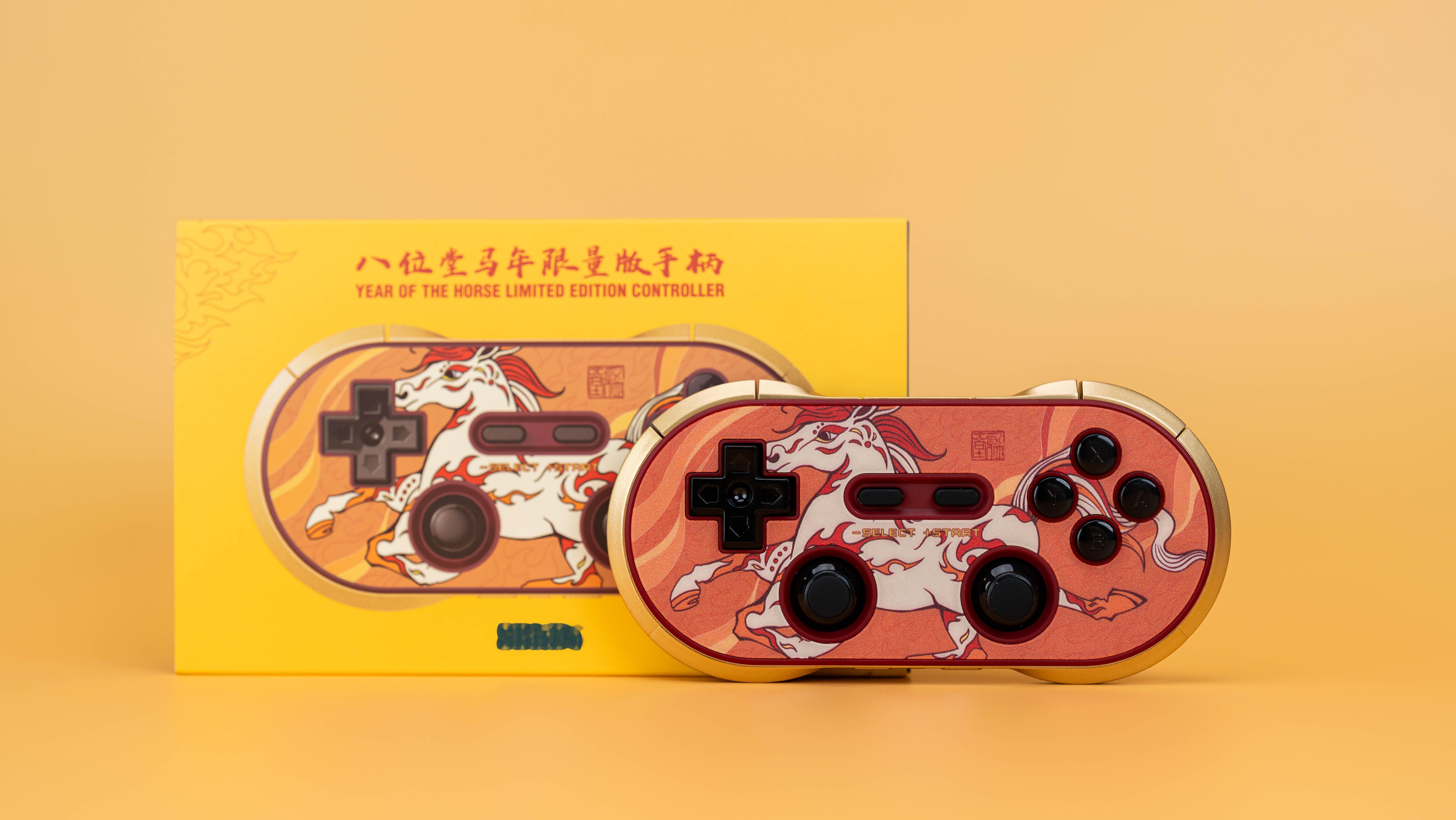 当红金祥云遇上跃马图腾，游戏手柄也能化身艺术品。最近收到了八位堂8BitDo寄来