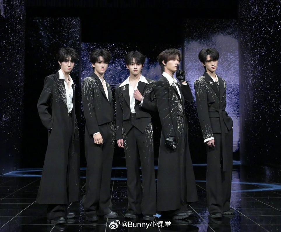 TFING童禹坤、邓佳鑫、穆祉丞、张子墨、黄朔亮相微博之夜红毯，生图状态怎么评？