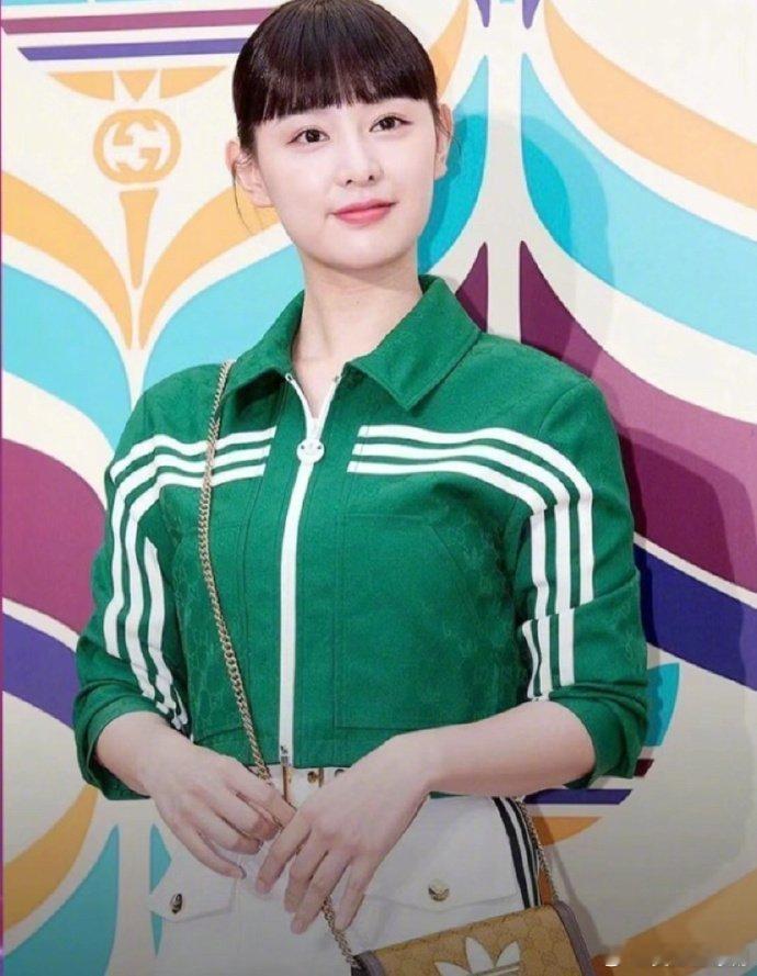 金智媛的齐刘海造型，为数不多能拉垮美女颜值的造型了 