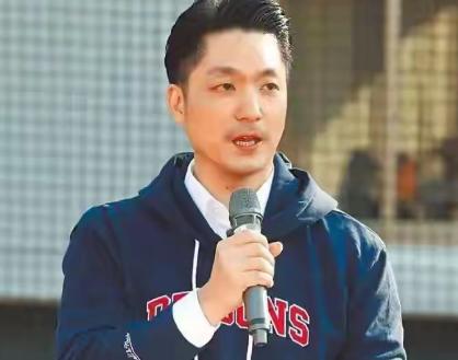 越来越看不懂蒋万安这个人了…
他公开明确反对台独，希望两岸加强交流，但他又强调两