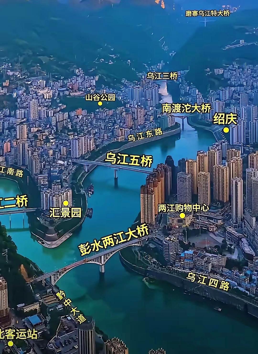 这就是重庆市彭水县城的真实地貌，是一座被山水环抱的山区小城，乌江与郁江在此交汇，