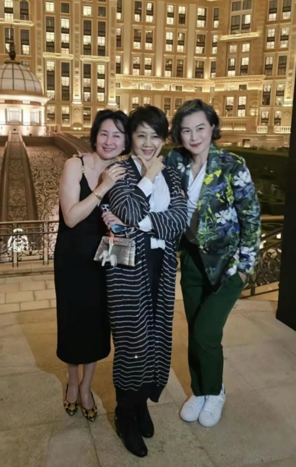 61岁的何超琼和64岁的梁安琪同框合影，两人头亲密的靠在一起，关系很好，何超琼真