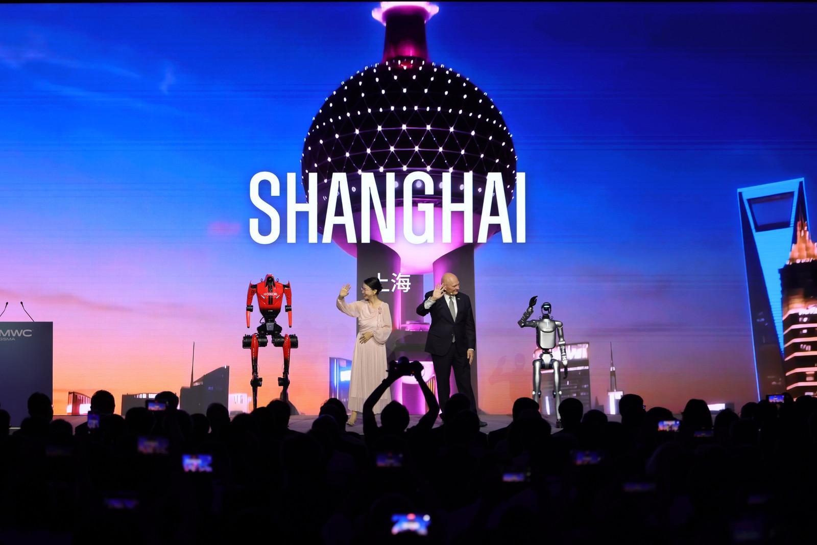 MWC26上海 逛MWC26上海直接被开幕式惊到，这年头主持都卷人机组合了！荣耀