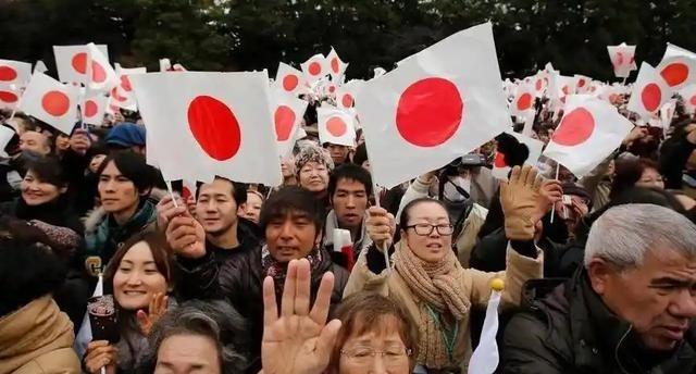 日本网民愤怒了！有日本网民这样说，“我们日本的首相竟然在外交场合，张开大嘴、露出