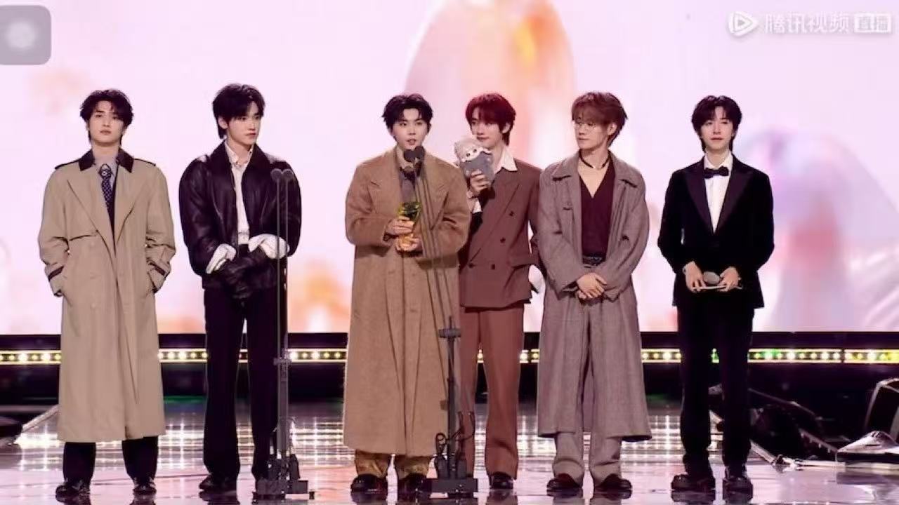 时代峰峻一晚上倒闭三次 俺不中了哈哈哈哈哈楼丝听到时代峰峻四个字自动触发倒闭了，