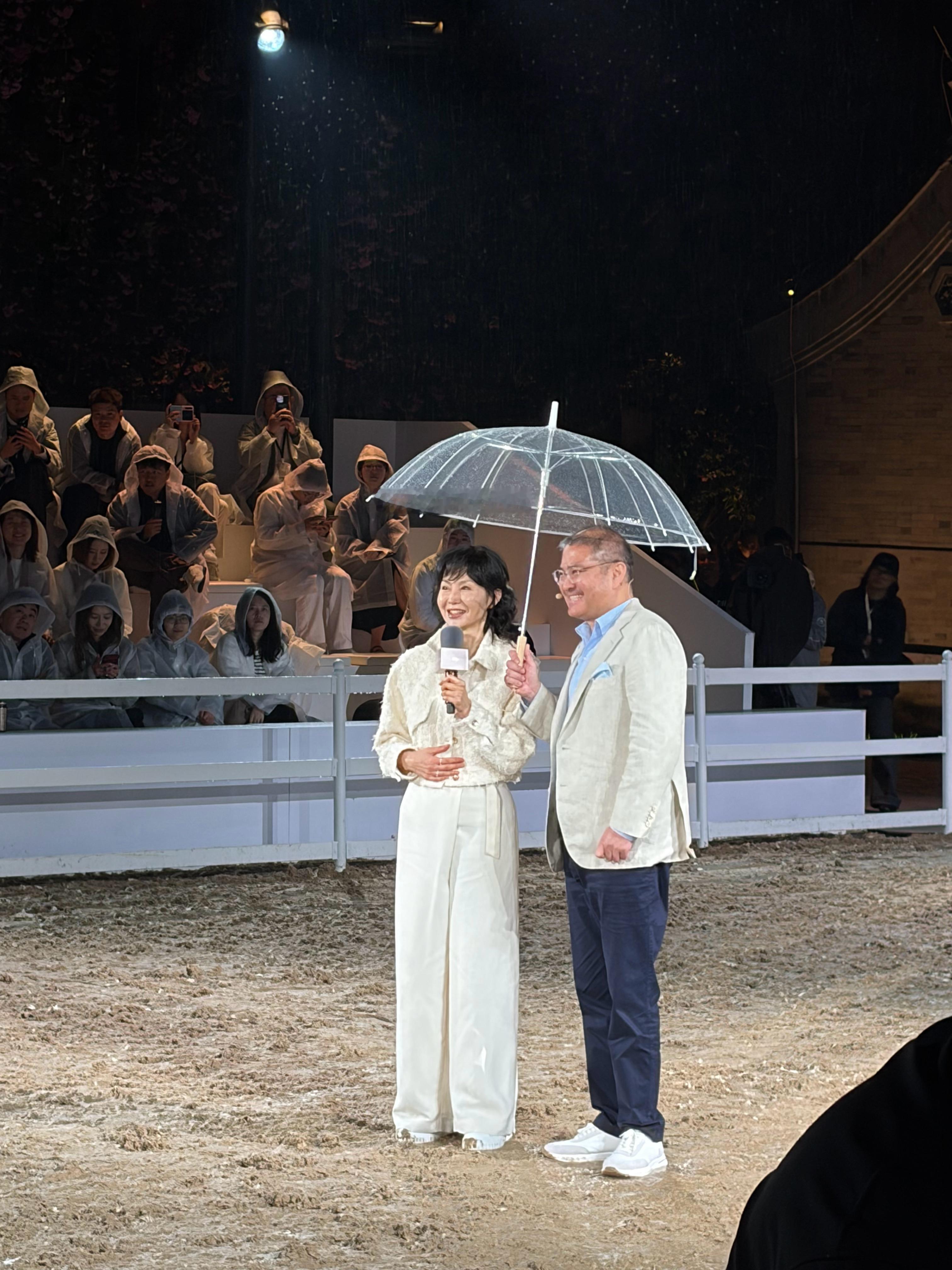 之前只是听说张曼玉在法国乡下种菜，今天才知道是开着揽胜种菜… 