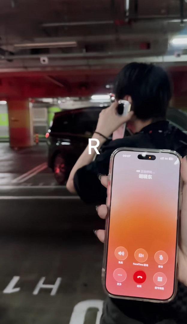 我每次看到这张我都绷不住谁懂想躲ss一个清净接的电话结果的ss本人在你旁边打的 
