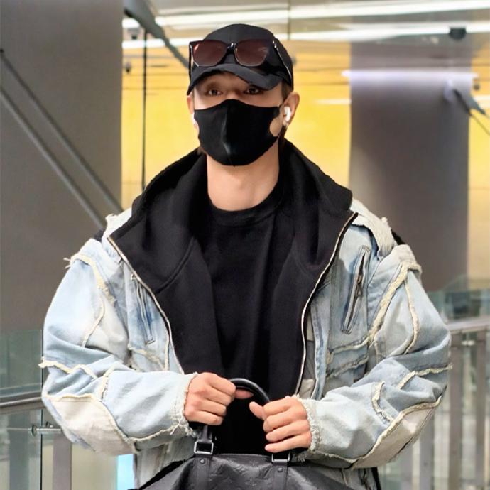 秦霄贤凌晨抵达上海，出机场门被粉丝围堵！这个时间点，还有这么多人等候，老秦也是大