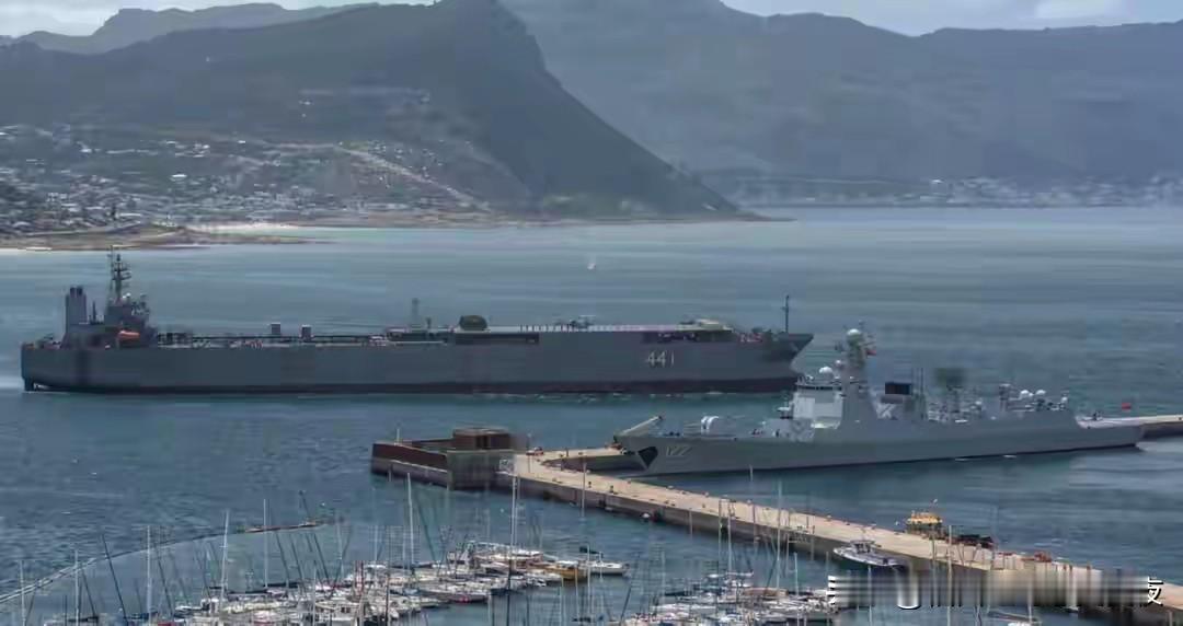 金砖联合演习，伊朗12万吨巨舰震撼登场，把052D的风头全抢了