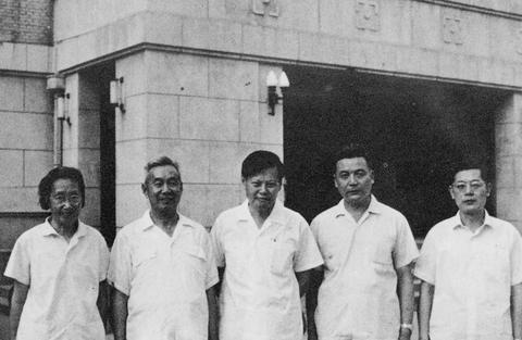 这张照片的人，
现在都不在了，
一个时代落幕！

1972年6月,杨振宁第二次回