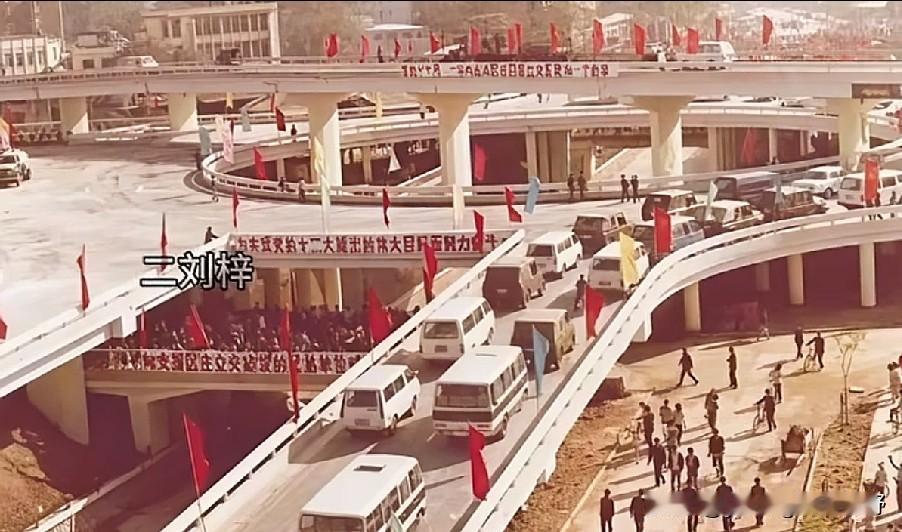 建于上世纪80年代早期的广州欧庄立交，也是广州一座非常经典的高架立交桥了。这座立