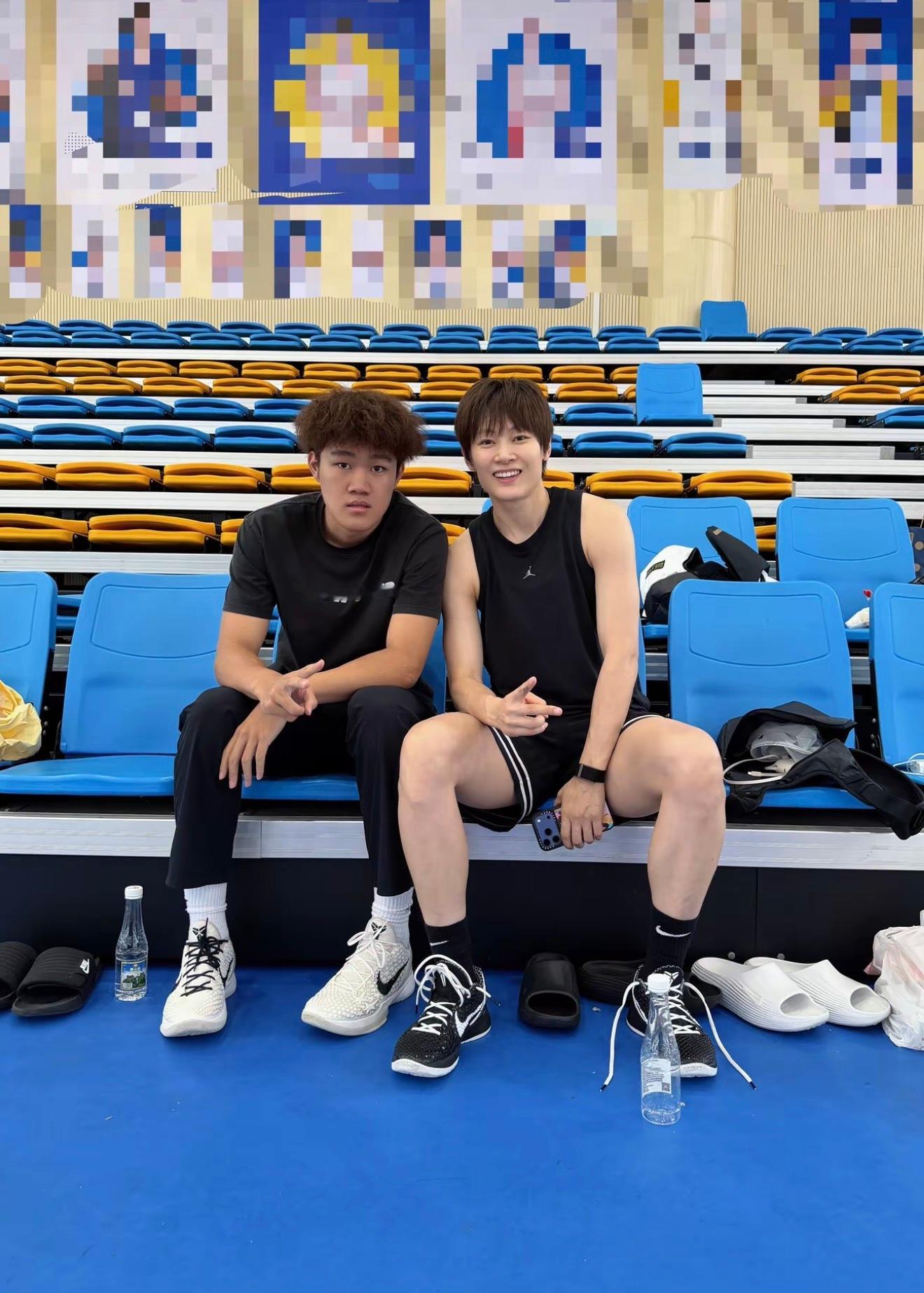 杨力维  get 这只Yic合照一张📷！！！！！！！！！！！！Ps：已经是四天