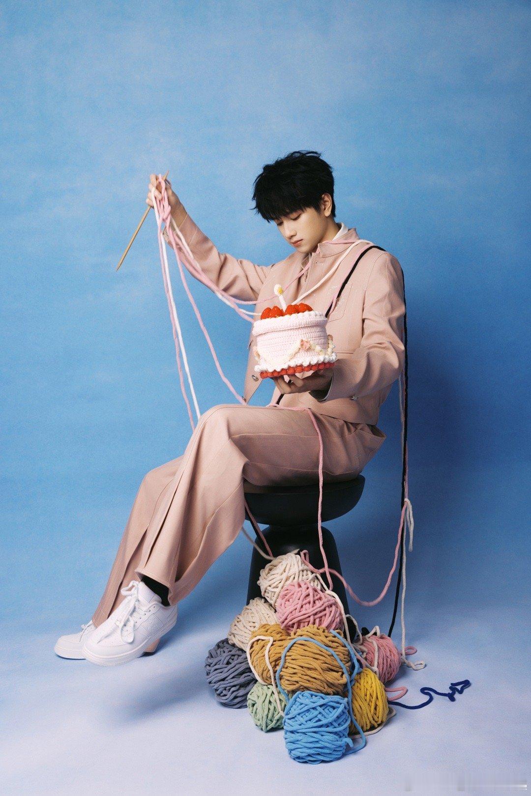 敖子逸23岁生日写真恭迎二十三岁的敖子逸降临！粉色娇嫩，你正适合🎂 新的一岁，