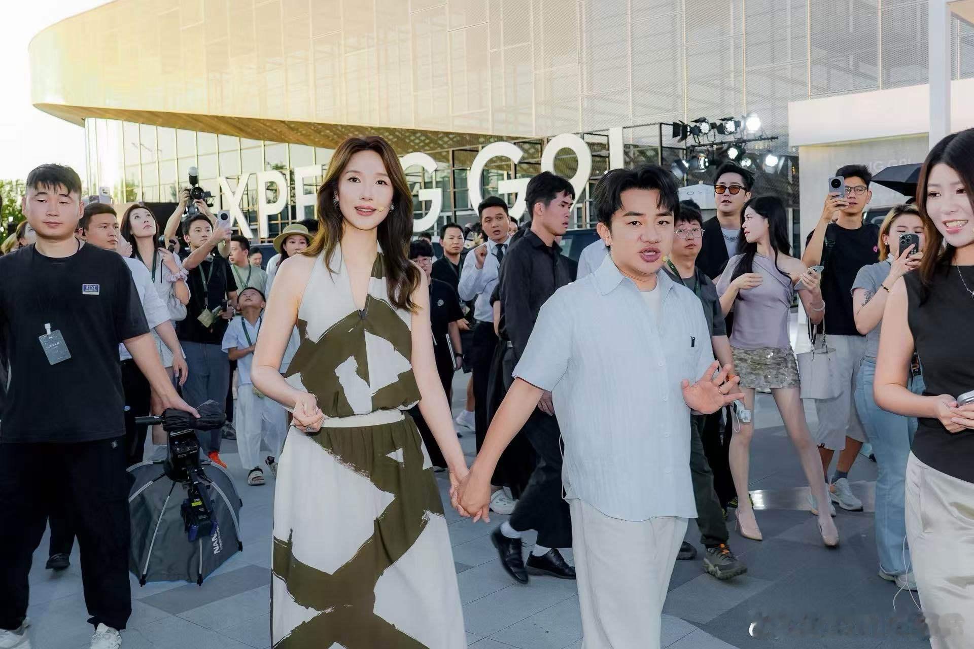 小鹏G9L这次看点真的很足。发布会现场王祖蓝夫妇体验AI主动贴合零重力座椅的片段