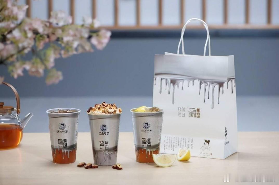 股价逐步回暖，推出股权激励，沪上阿姨发展潜力何在？近日，沪上阿姨在资本市场上表现