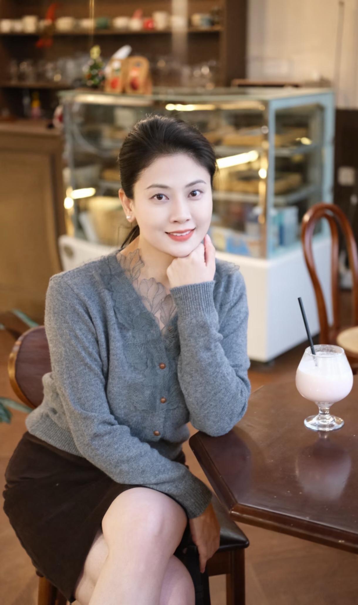 认知不同，别硬凑
 
成年人的清醒，从“不轻易评价”开始。
 
别拿你仅“五公里