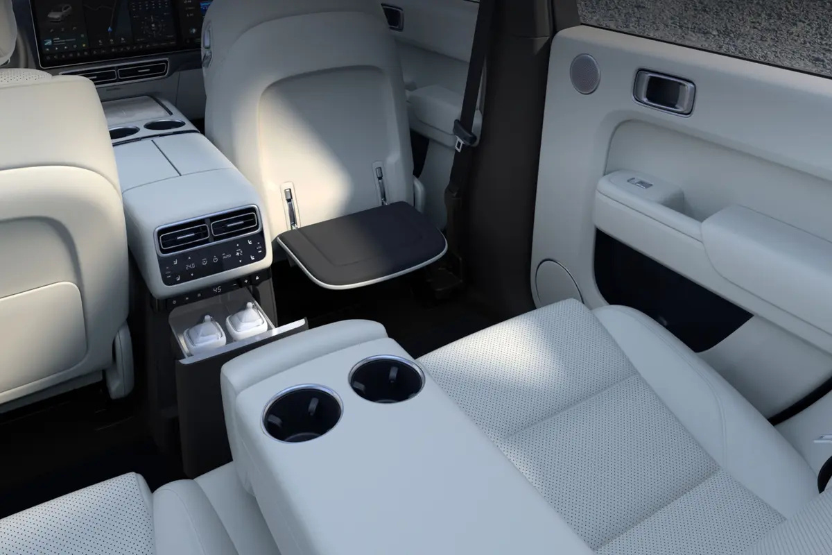 开着理想L7带家人出门特合适。二排坐着敞亮，腿能舒展开，座椅按摩功能刚好缓解久坐