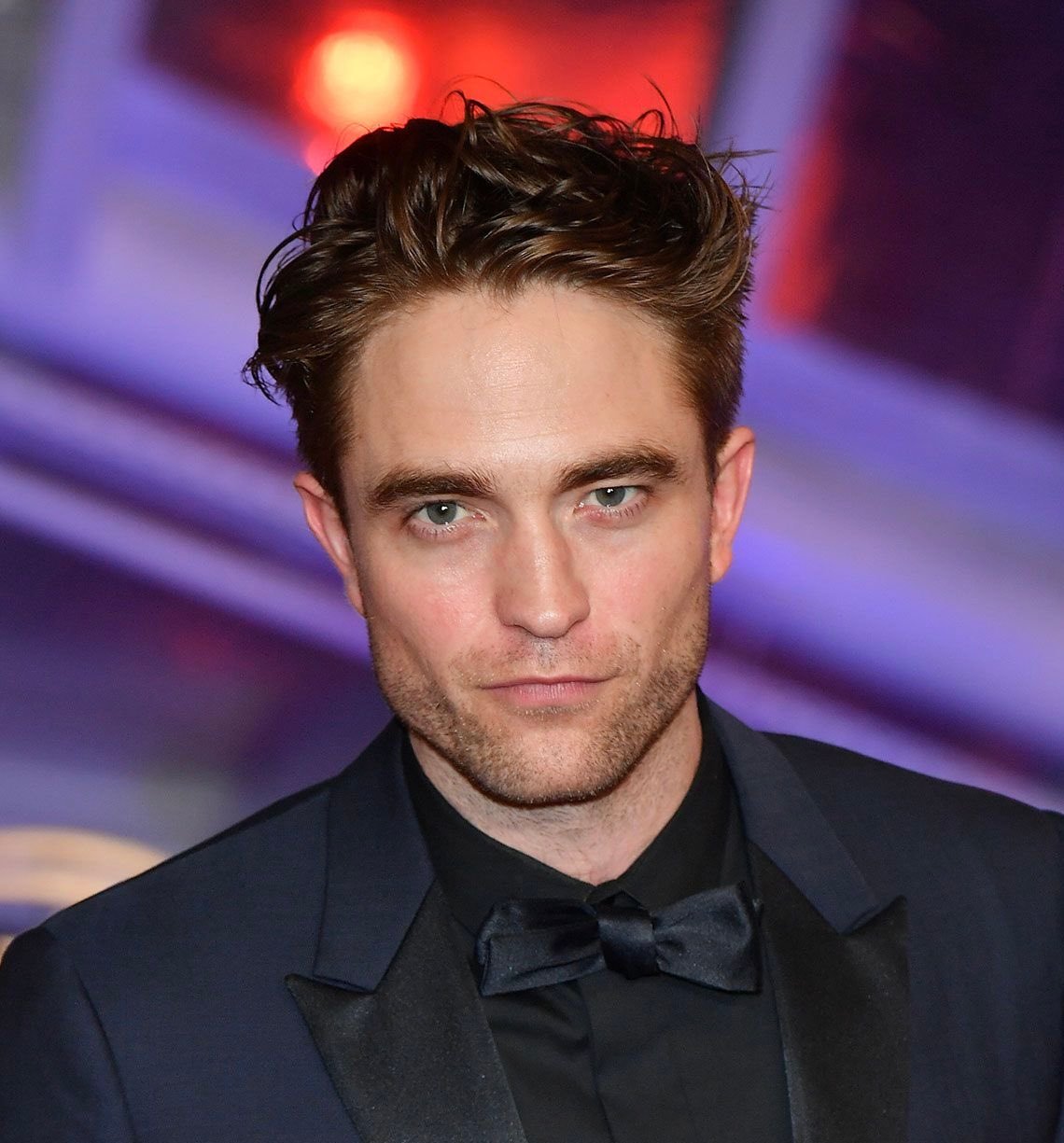 罗伯特·帕丁森曾请在他公寓外长期蹲守的狂热粉丝吃了一顿饭，他向粉丝抱怨自己的生活