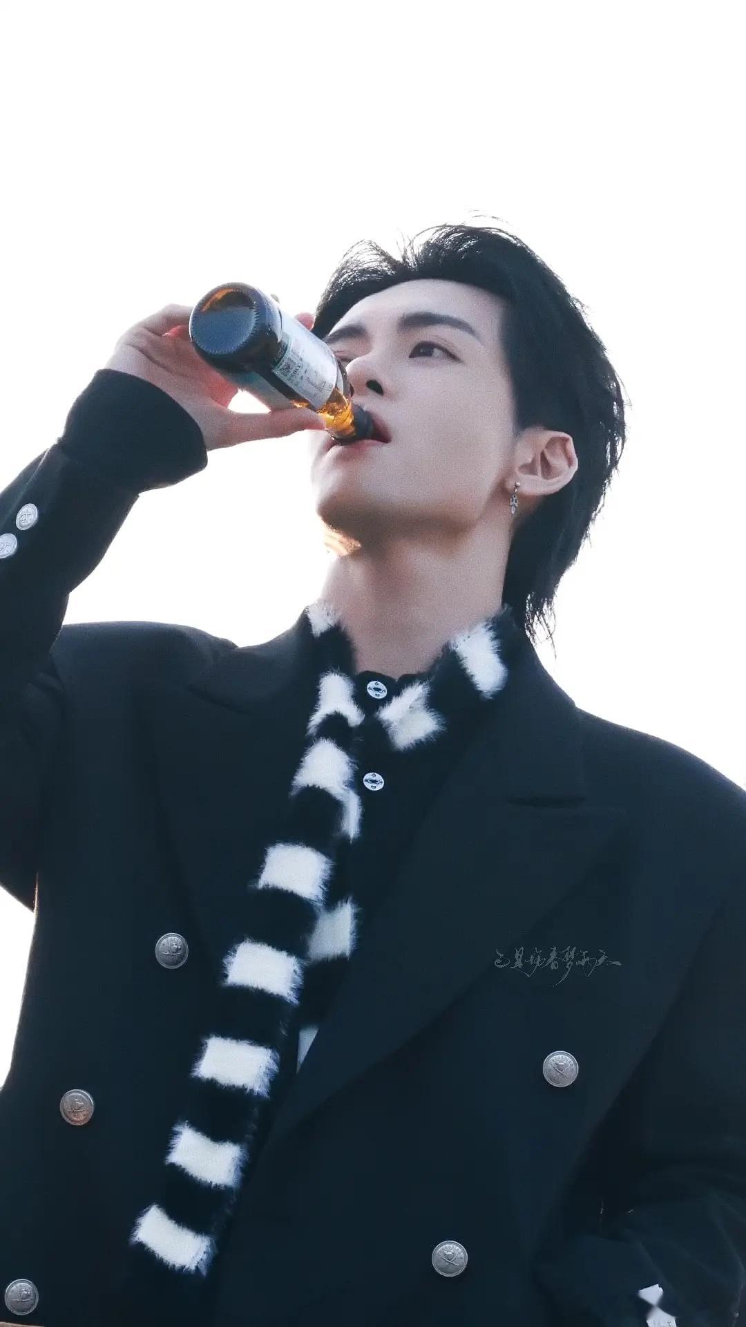 曾舜晞「交换人生」路透造型，风衣配围巾许文强这剧服化还做的挺好都挺帅的 