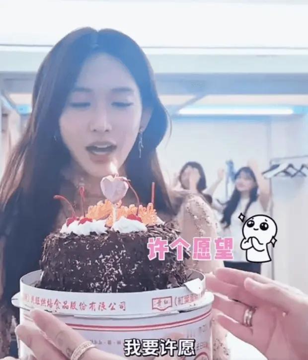 在2025年12月3日这个特别的日子里，已经51岁的知名艺人林志玲在社交平台上大