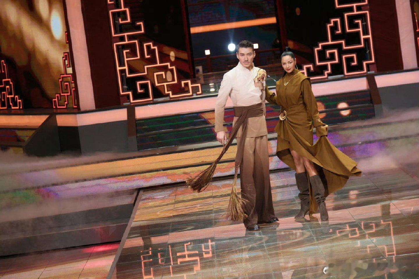 胡兵瞿颖情人节虽迟但到 顶级体面同框！胡兵瞿颖情人节虽迟但到，默契十足甜度拉满，