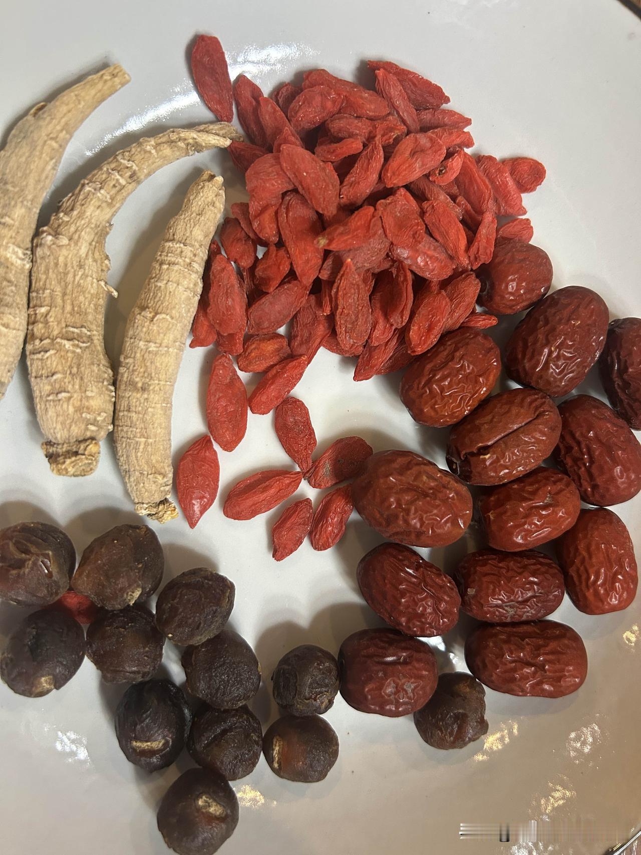 闺蜜说气短，胸闷，提气不上，要我熬的西洋参桂圆膏！
我从小就有中气不足的毛病，也