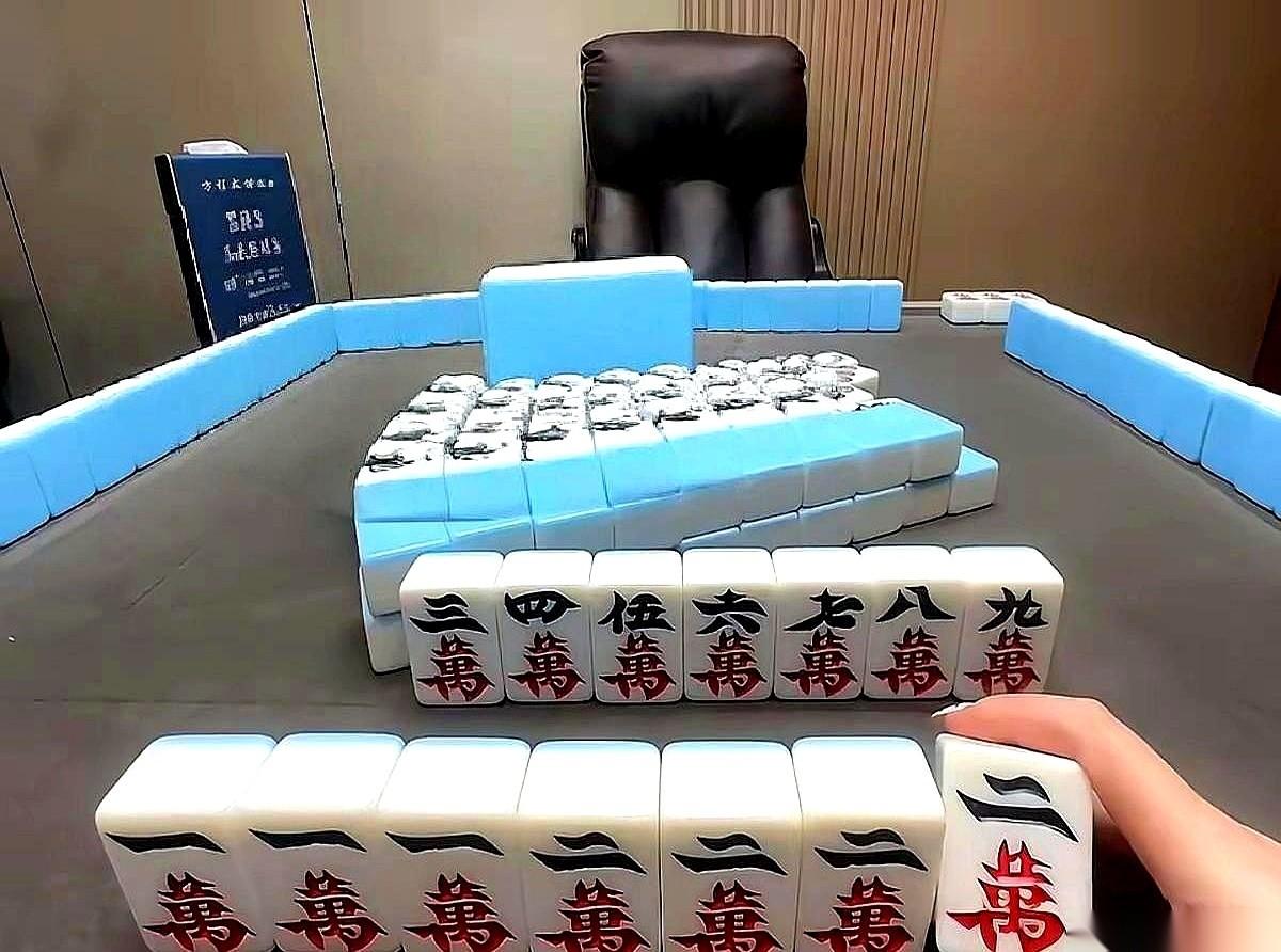 桌子“啪”地一响，朋友把一张红彤彤的二万拍在桌上：“胡了！清一色！”
对家眼皮都