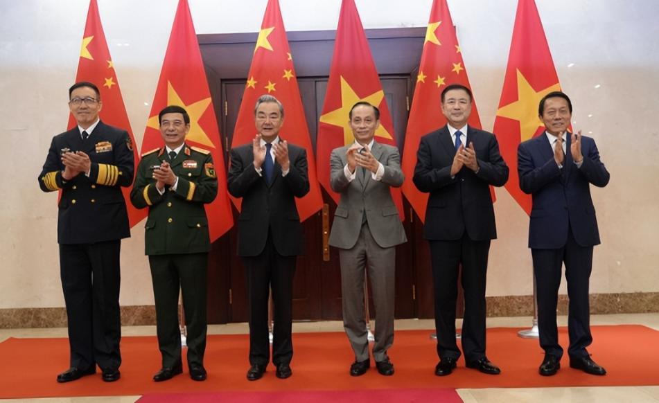 防城港码头刚亮起晨光，越南的两艘“猎豹”级护卫舰就在中国海军陪同下缓缓靠港，这一