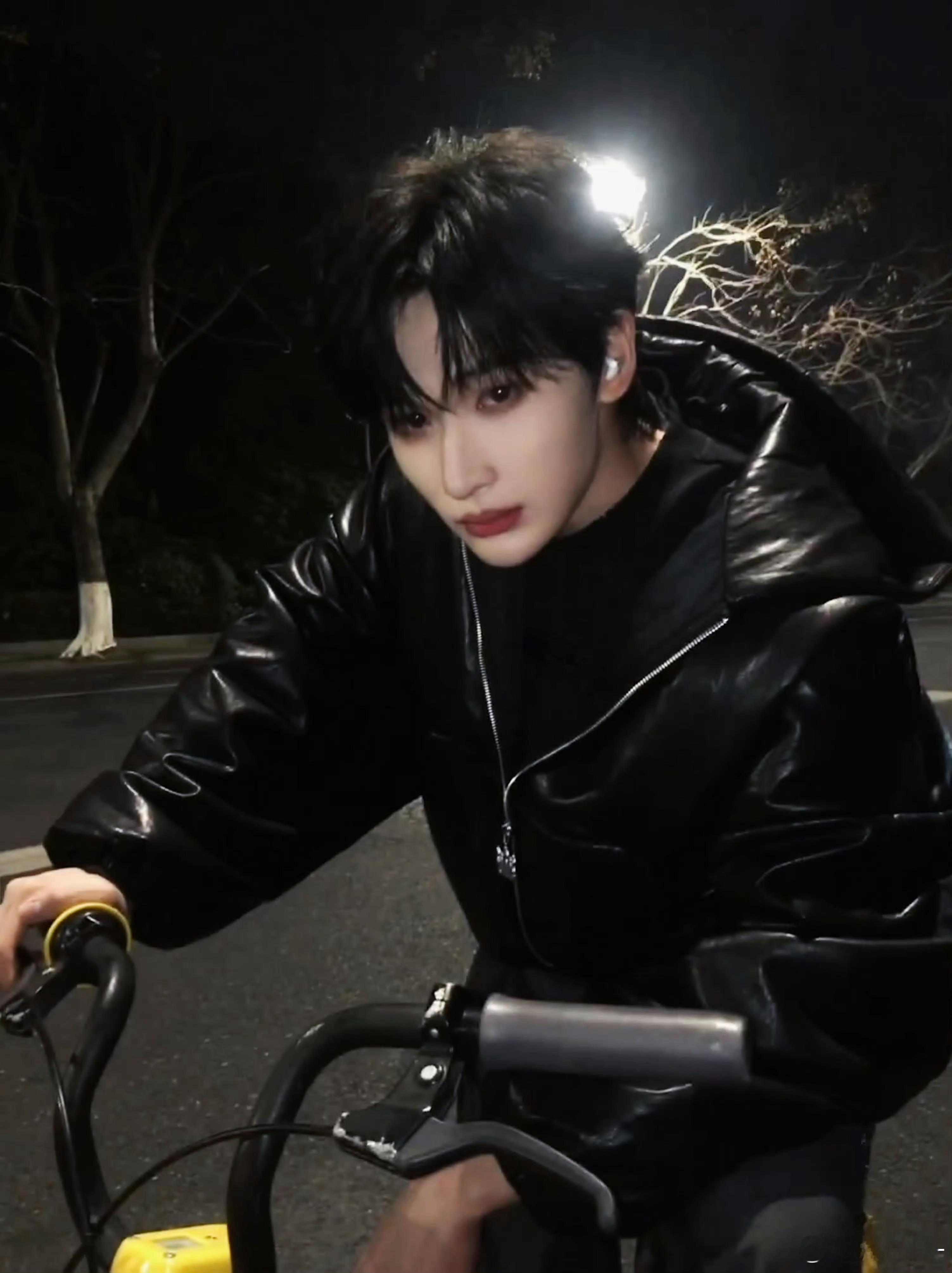 余宇涵你是要风度不要温度，还是帅哥都这么抗冻余宇涵在零下的北京就穿这么点