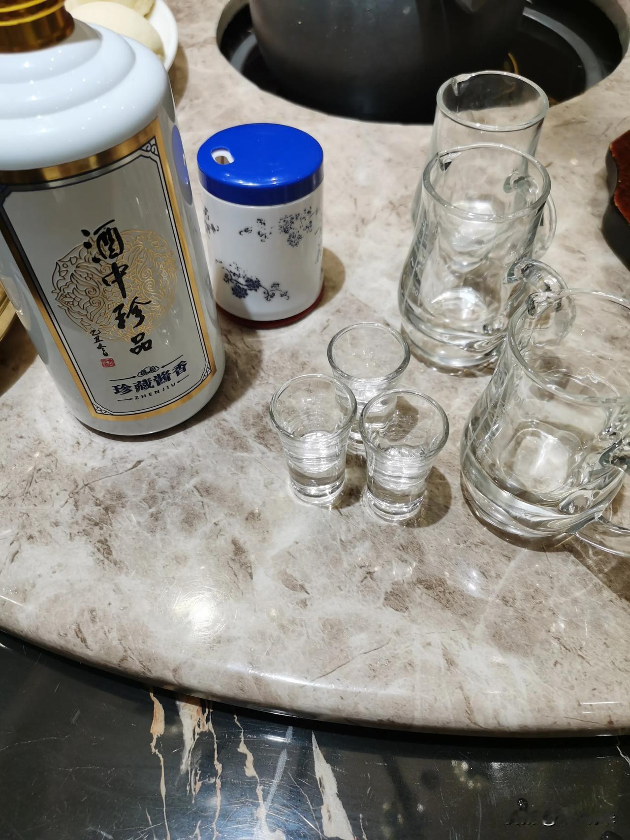 全家人围坐在一起，桌上摆满了丰盛的菜肴：清蒸鱼象征着年年有余，还有香喷喷的扣肉、