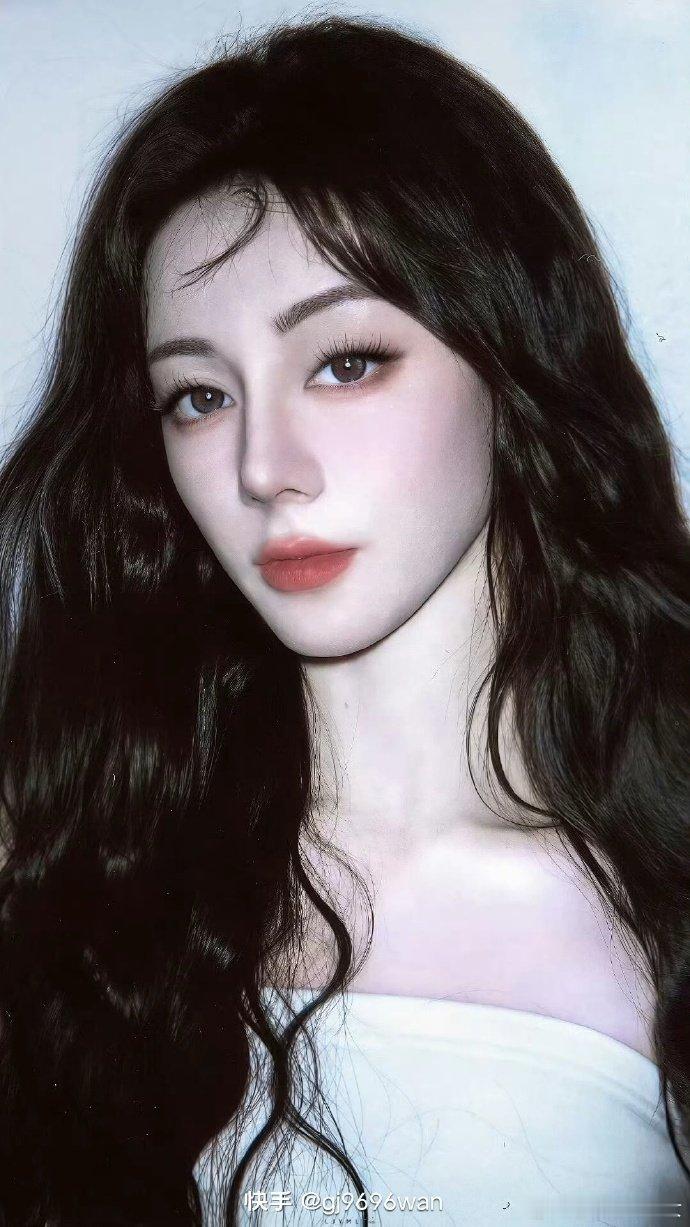  温柔藏在细节里，摘耳机倾听粉丝，用心演戏，期待功夫女足迪丽热巴摘耳机听粉丝声音