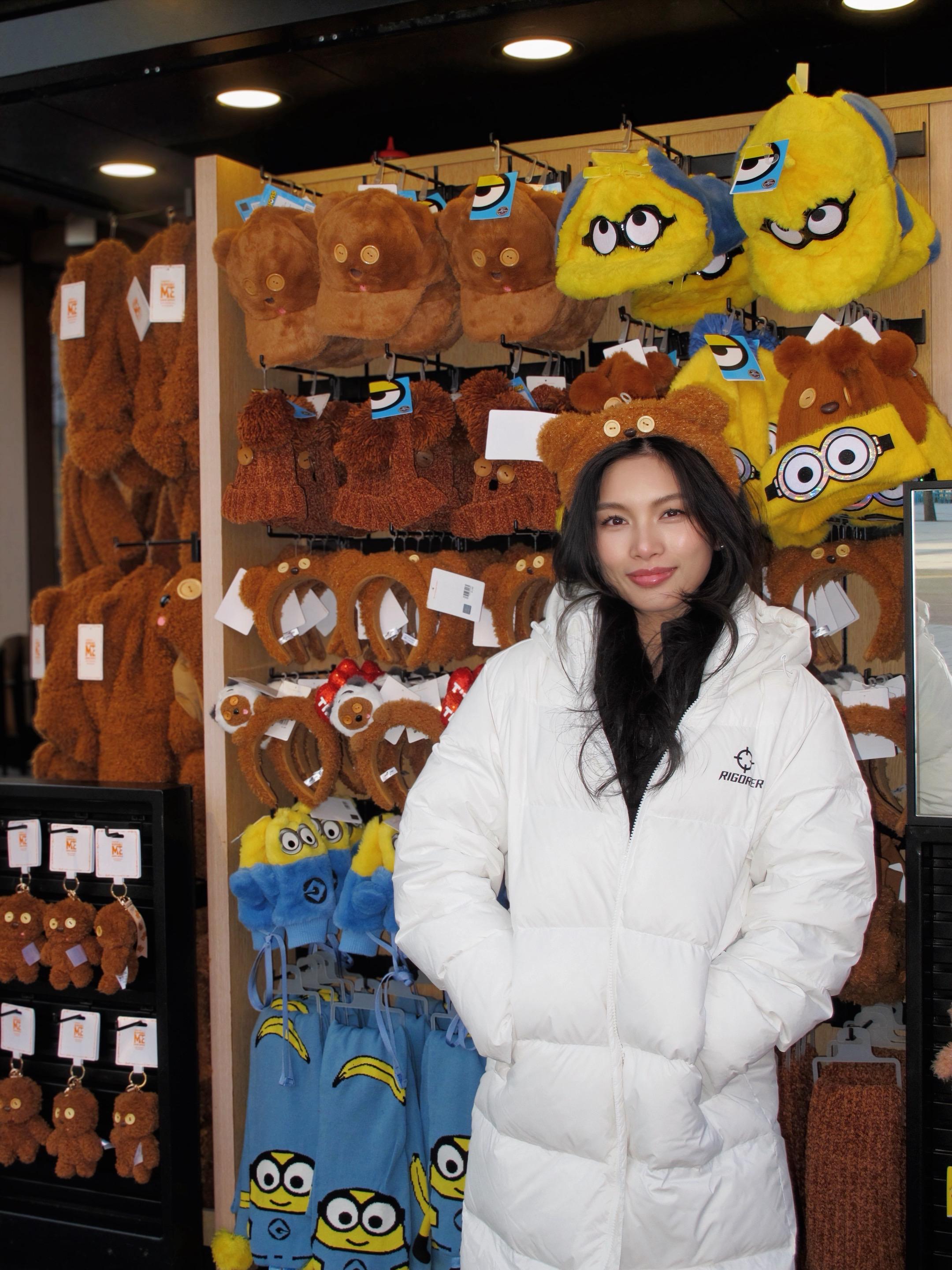 圣诞魔法启动!在环球影城与心爱的卡通人物。冬日打卡北京环球影城，全靠长...