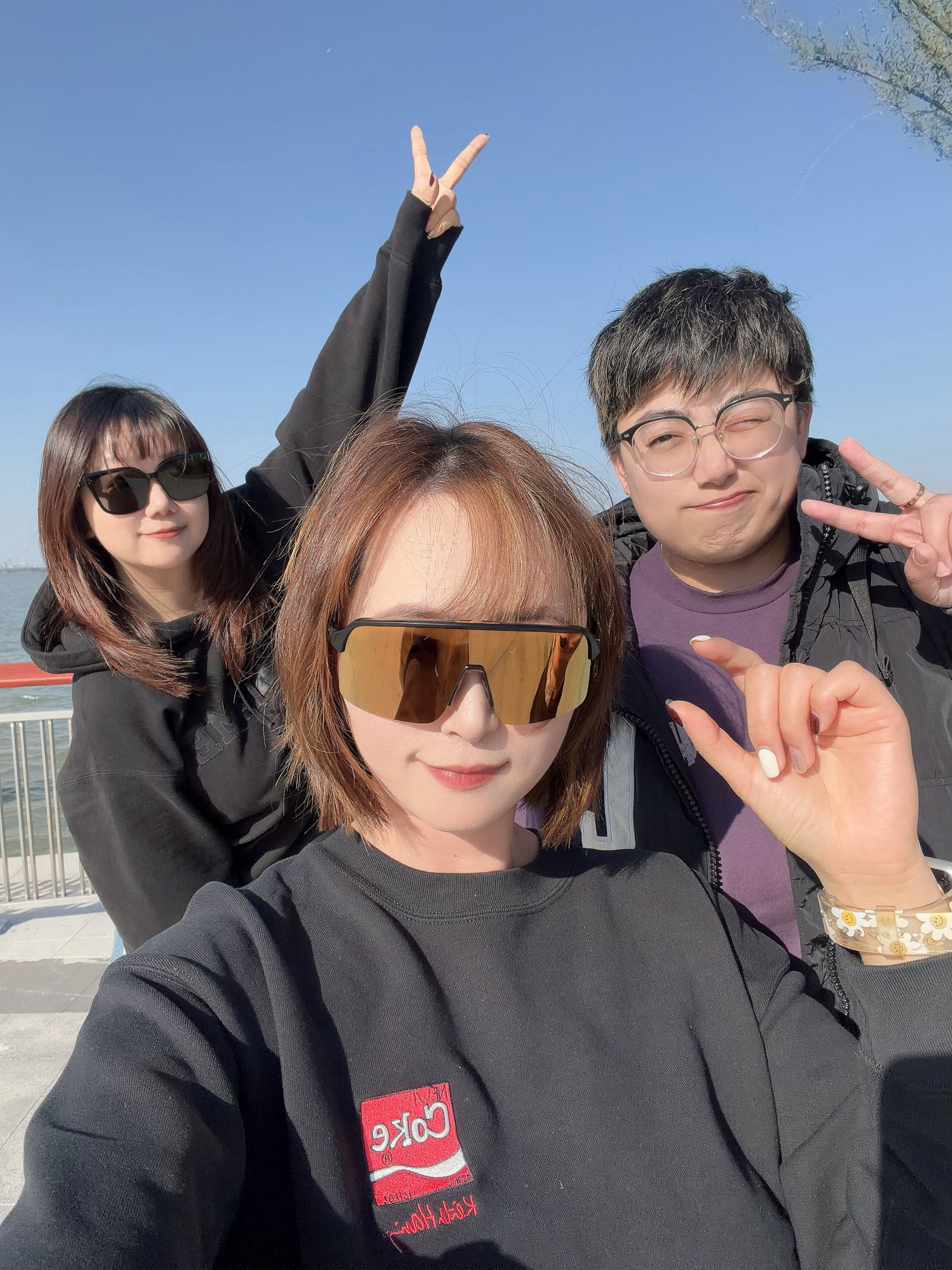 拍照就得和姐妹一起[不愧是你]哎 对对对 好好好 别动别动 绝美绝美 再来再来日