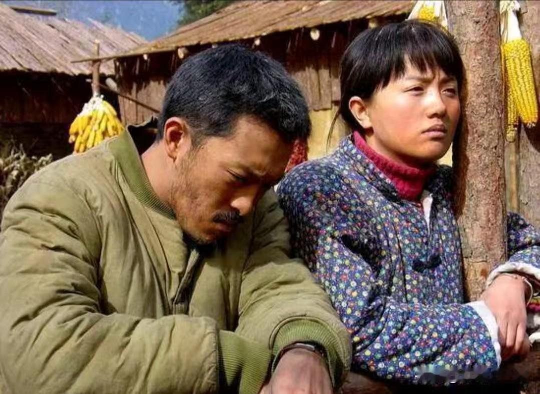 你最推荐的一个剧富大龙的《天狗》把人性剥离的淋漓尽致，在恶霸威逼利诱之下，村民为