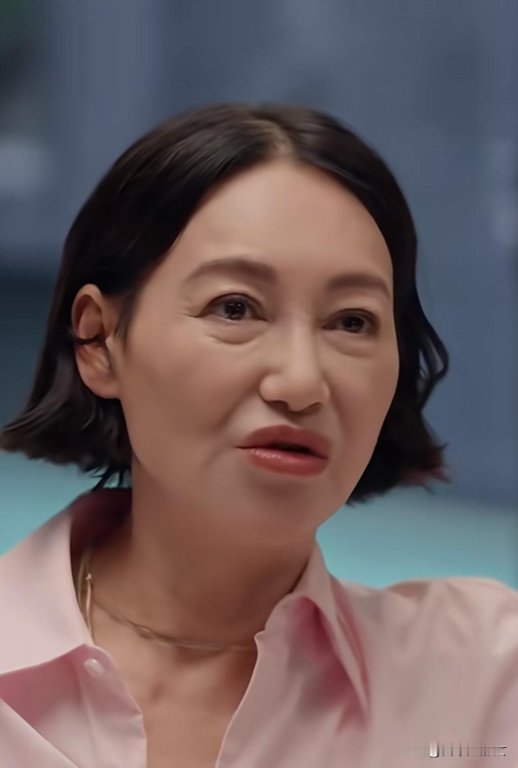 惠英红确实不是一般人，
之所以被观众尊重，
不是她演技好，而是她身上那份旁人难以