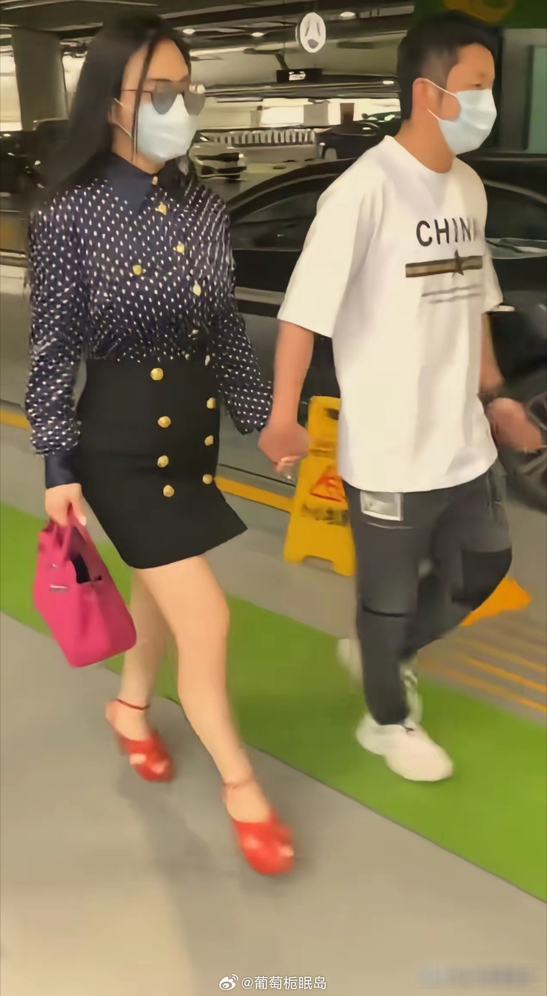 冉莹颖又火了，这次火的原因是她的穿搭。​都是很贵的衣服，但是堆在一起太夸张 ​​