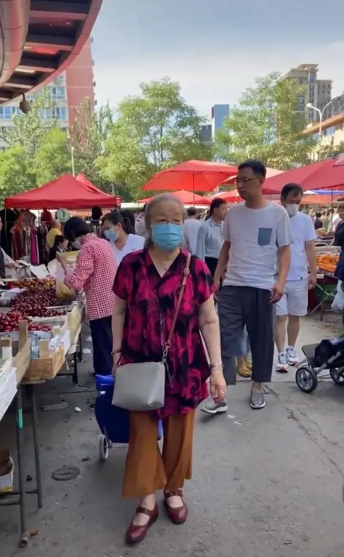 87岁李明启舍不得买20元一斤的樱桃？问完价格后离开

近日，老戏骨李明启被拍到