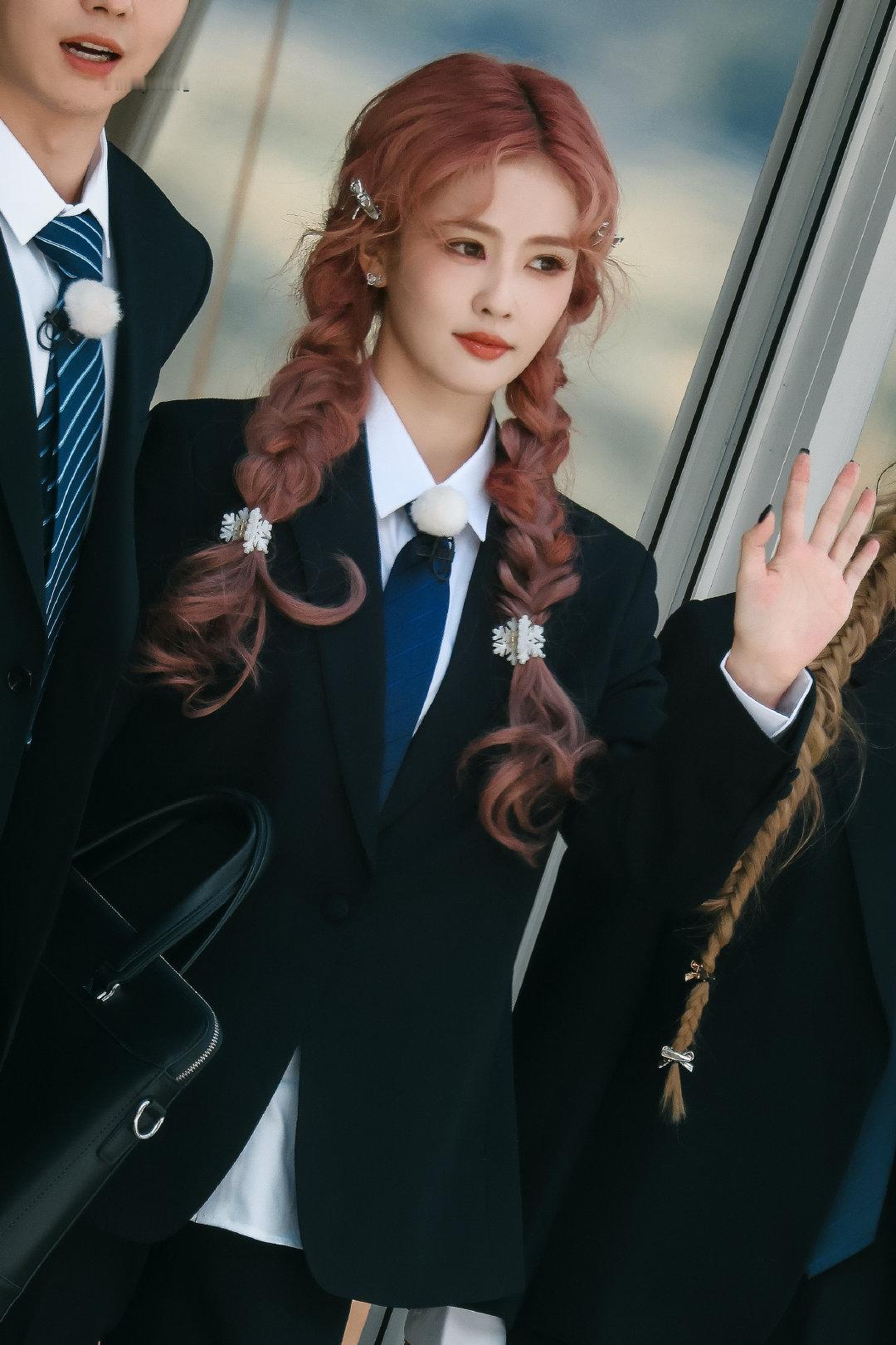 白鹿双麻花辫制服造型白鹿《奔跑吧》最新路透来啦！双麻花辫制服造型青春元气，少女感