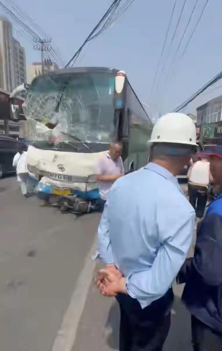 官方通报：大巴失控与行人车辆相撞致2死2伤，事件起因是大巴司机突发昏厥所致。
评