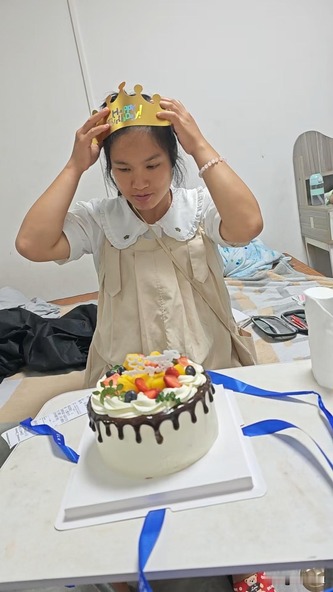 拍照显得我脸很大，其实照片生活中的我脸很小的，我很少拍全身照的原因，再加上有点龅