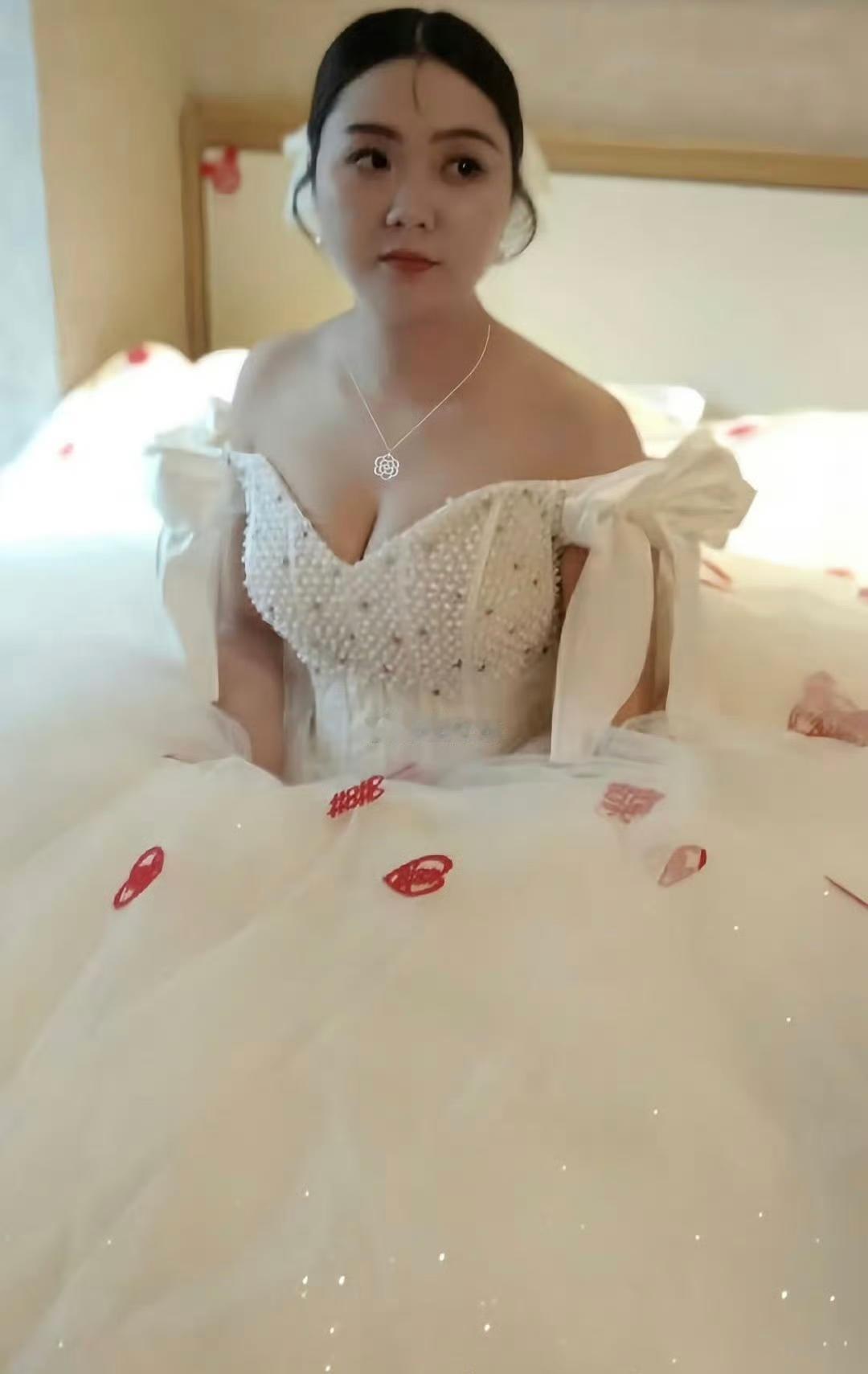 四川内江一个新婚没多久，生完孩子的女孩跳河自杀了，孩子就在身边。微信朋友圈留下最