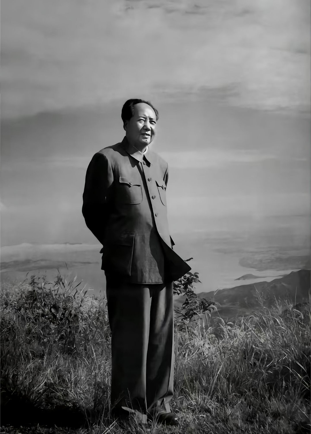 教员说："进攻是消灭敌人的唯一手段，也是保存自己的主要手段，单纯的防御和退却，对