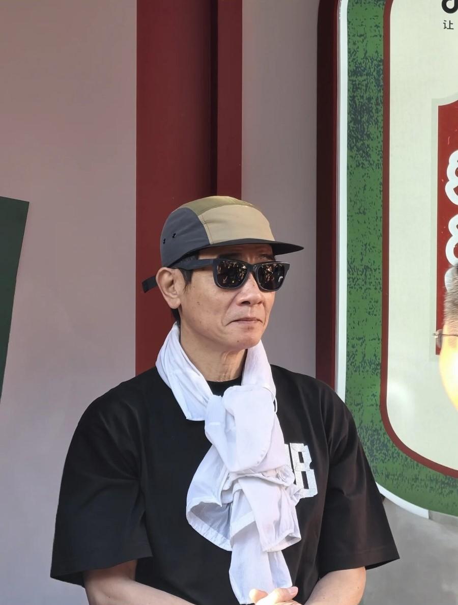 9月24日，陈小春现身沈阳逛街，59岁的他打扮时尚，像30岁的精神小伙，给粉丝送