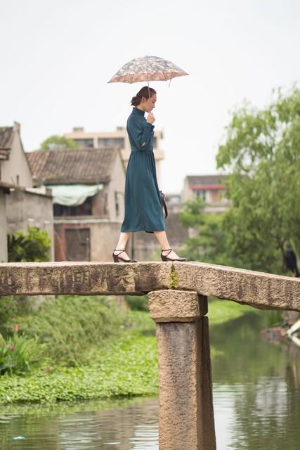 《乡思》
​
穿云雁影思乡人，
​
落叶箫声忆故邻。
​
故地无情秋色冷，
​