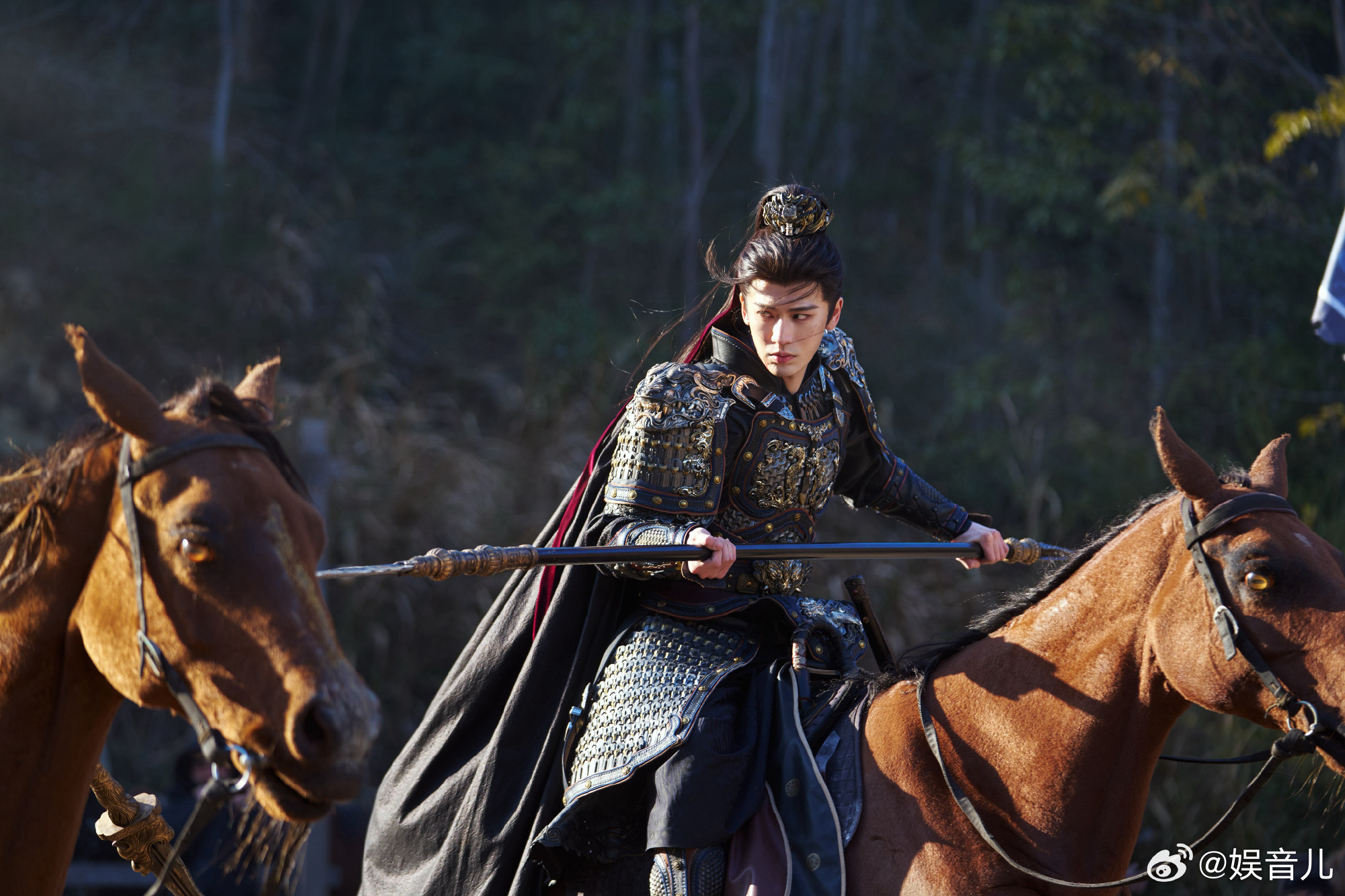 张凌赫都火到猫届了 饰演的武安侯也太圈粉，  追剧上头，超话求剧照还被本尊回复，