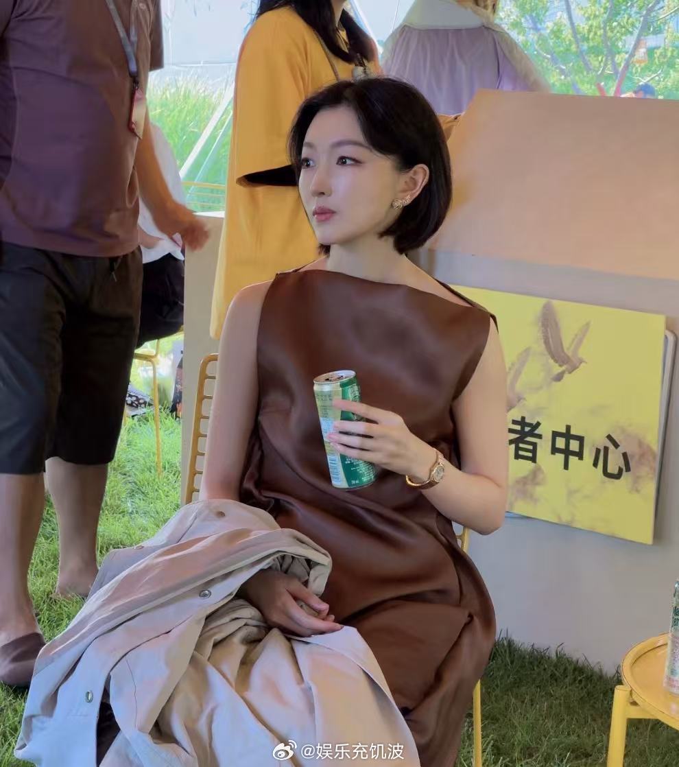 阿那亚偶遇周冬雨阿那亚偶遇周冬雨！阿那亚戏剧节偶遇周冬雨