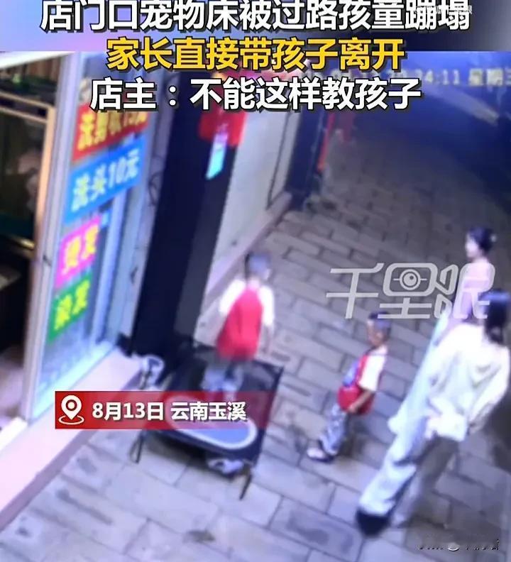 云南这一家人的脸丢大了！8月13日，云南玉溪两名家长带着两个孩子出门，在一家宠物